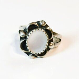 Vintage Sterling Silver Mother Of Pearl Scalloped Ring Size 6